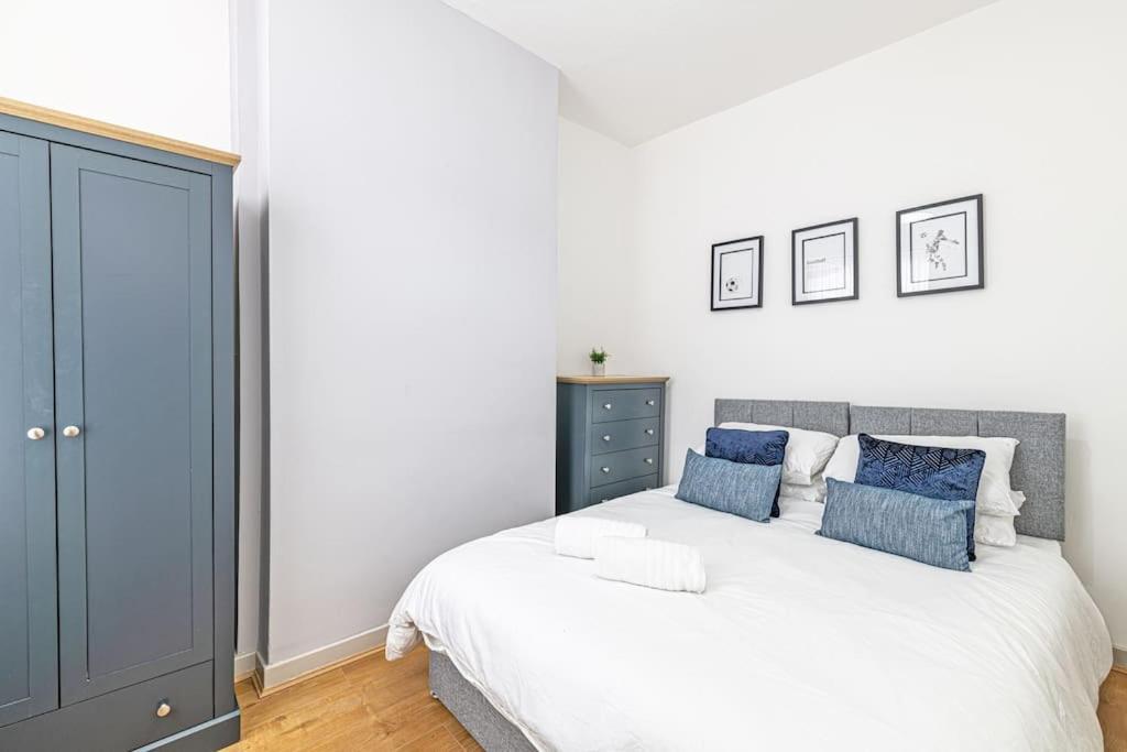 Serviced 5 Bedroom Holiday House Holiday home Liverpool