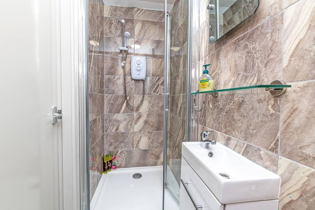 Serviced 5 Bedroom Holiday House *